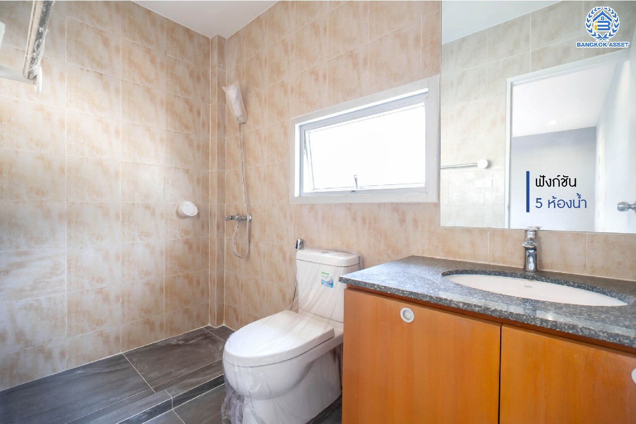 บ้านมือสองตกแต่งใหม่ ม.โนเบิลจีโอ วัชรพล ดีไซน์สุดโดดเด่น เนื้อที่ 65.2 ตร.ว. ฟังก์ชันจัดเต็ม 3 ห้องนอน 5 ห้องน้ำ (ห้องนอนทุกห้องมีห้องน้ำในตัว) 1 ห้องแม่บ้าน จอดรถได้ 2 คัน บนทำเลเดินทางสะดวก ใกล้เซ็นทรัลรามอินทรา, ห้าแยกวัชรพล, จุดขึ้นทางด่วน "ฉลองรัช" และรถไฟฟ้าสายสีชมพู "สถานีวัชรพล"